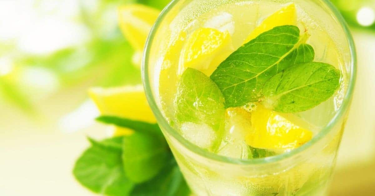 Lemon Water: Health Benefits and Recipes (Ultimate Guide)