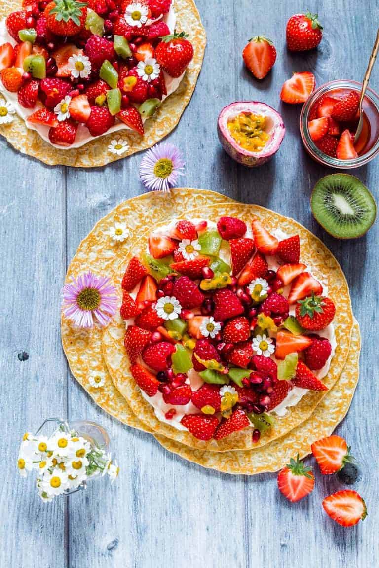 Pancake pizza with strawberries and kiwi