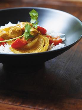 Chicken curry with red peppers and coconut milk