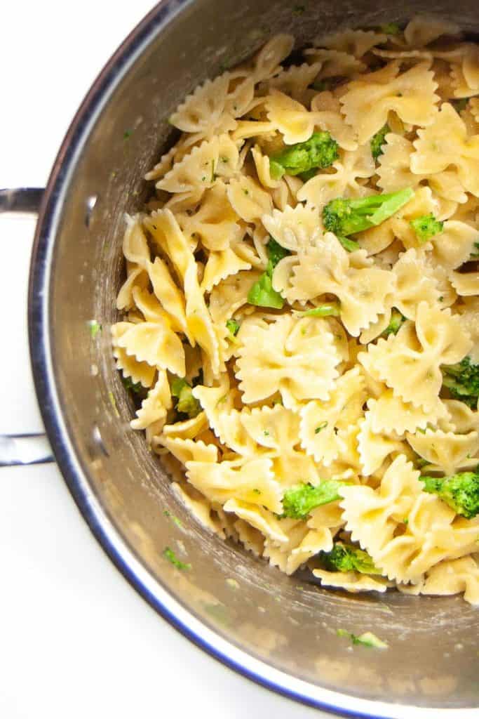 Easy cheesy garlic broccoli pasta