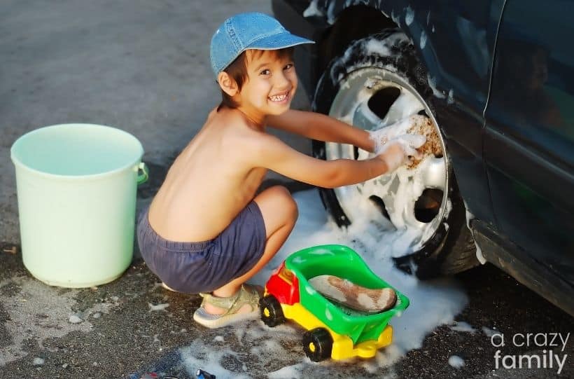 kids washing car