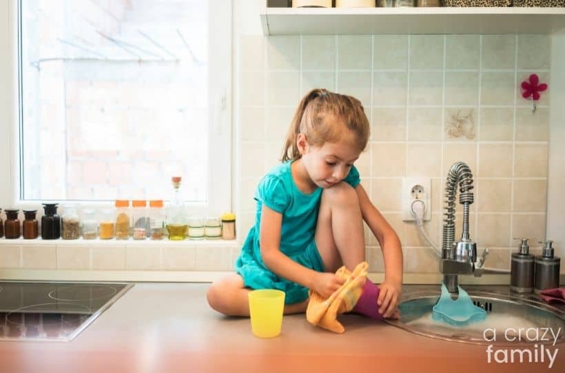 kids washing dishes