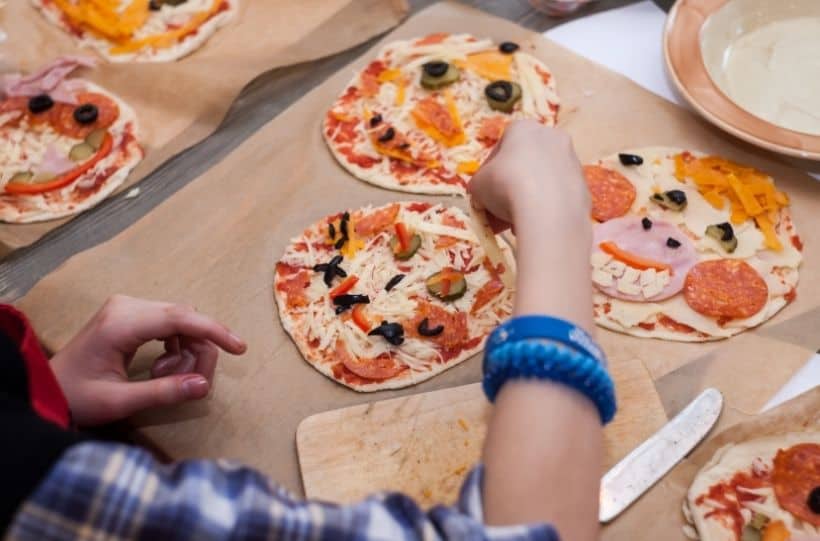 kids making pizza