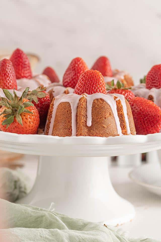 mini_strawberry_bundt_cakes_bella_bucchiotti_27