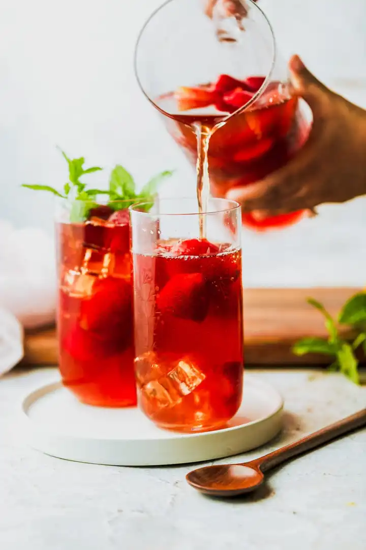 Strawberry Iced Tea pour