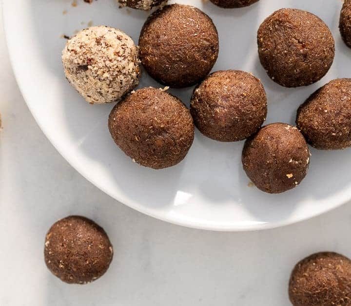 3 ingredient low calorie vegan protein balls 7401805 2.jpg