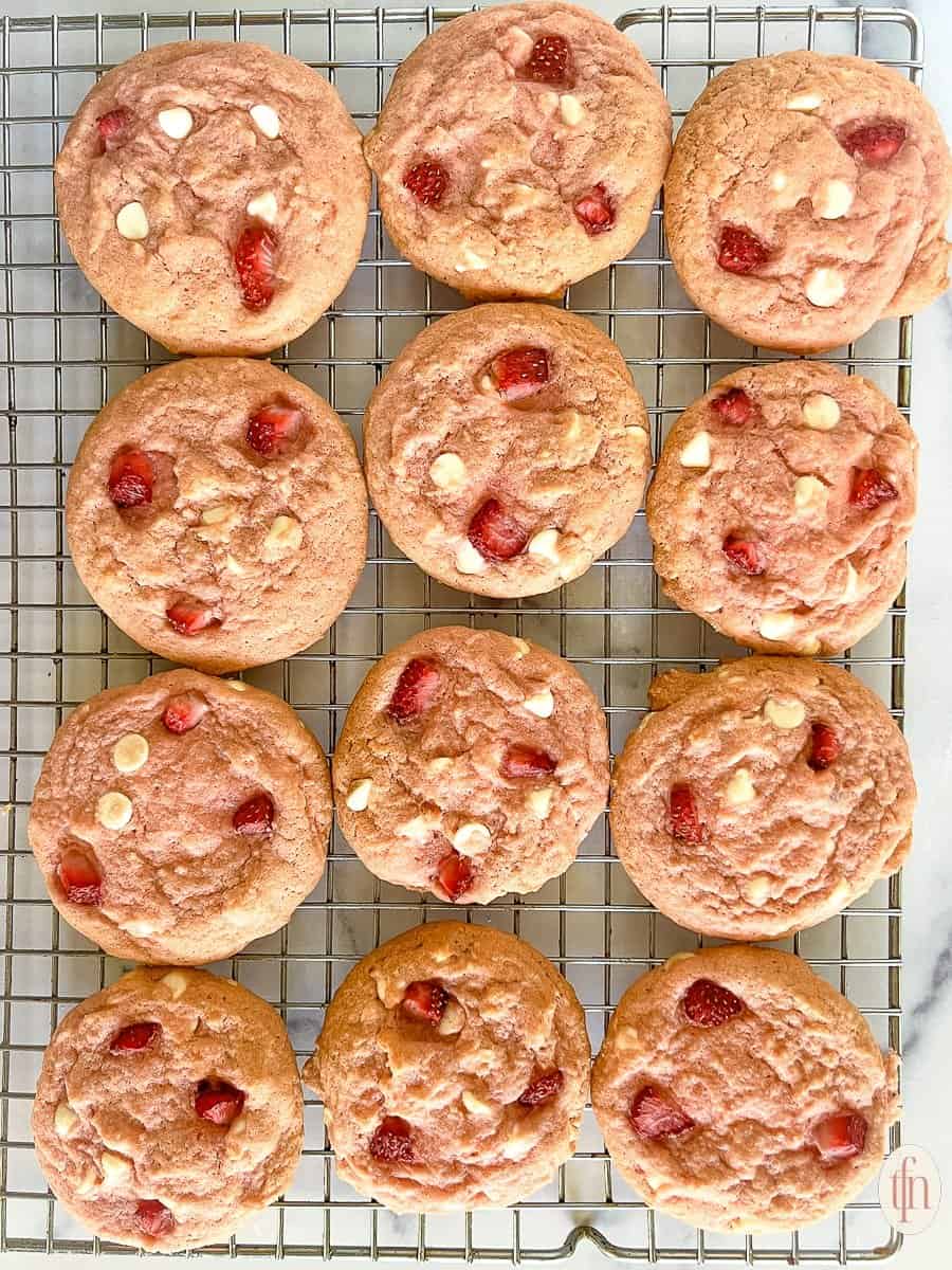 strawberry cheesecake cookies baked