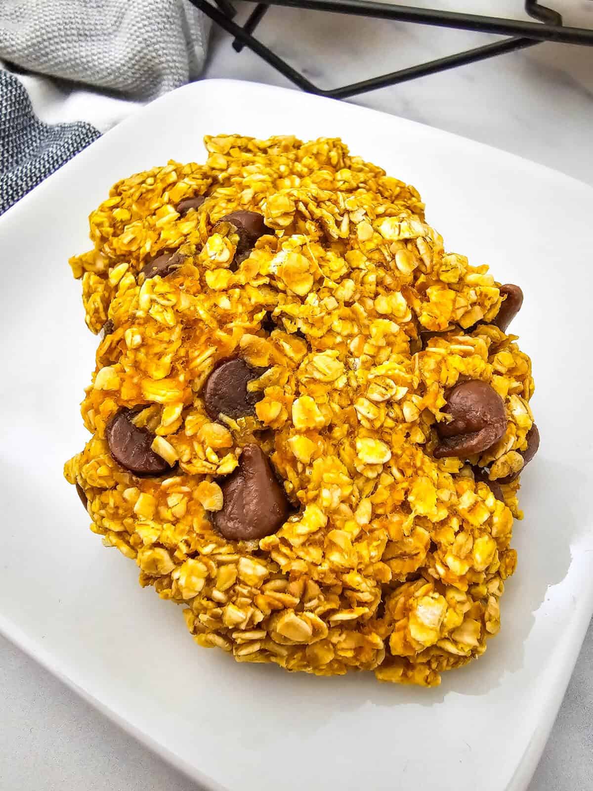 Soft and chewy pumpkin oatmeal cookies with chocolate chips – easy fall dessert recipe