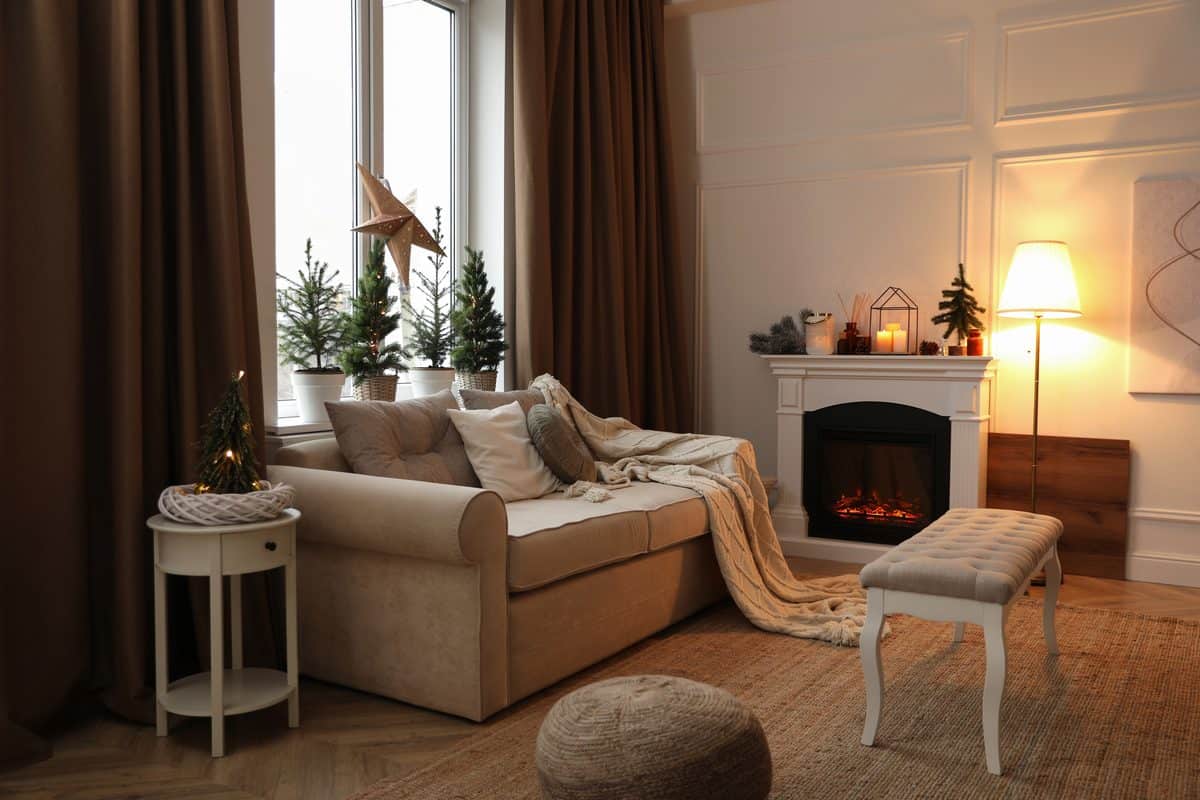 fireplace room christmas decorations interior Depositphotos_446892671_L